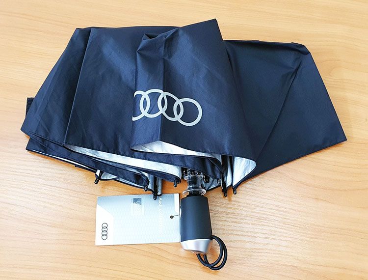 Зонт Audi в сложенном виде